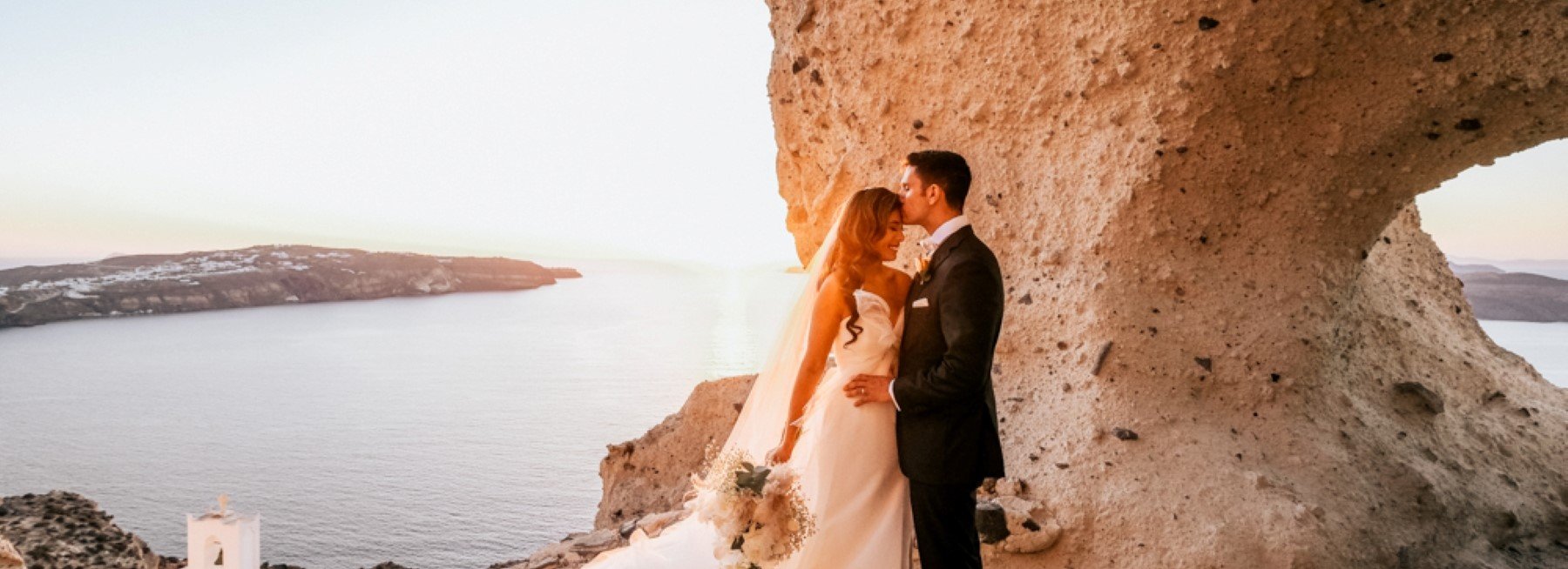 Jodie & Rock – An Elegant Santorini Wedding in Earth Tones and Discreet Luxury