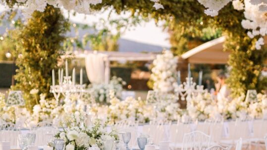Wedding in Andros with white florals at Paraporti Estate